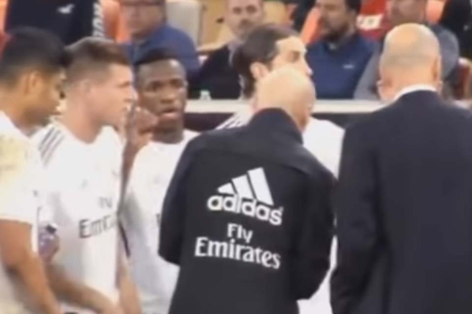 VÍDEO - Vinícius Júnior é ignorado pelo elenco do Real Madrid ao pedir para bater pênalti