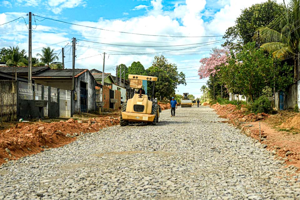 Rua Plácido de Castro recebe pedra rachão; via foi beneficiada com rede de drenagem