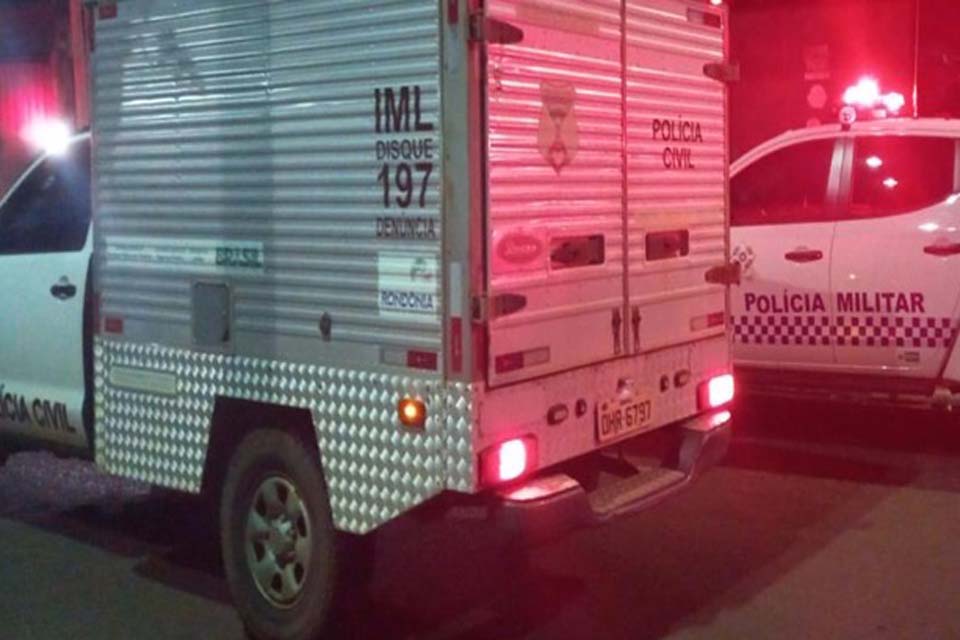 Homem é encontrado morto a golpes de faca dentro de casa