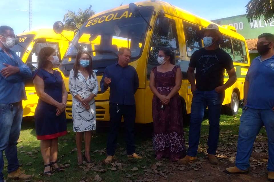 Itapuã e Candeias recebem ônibus escolares viabilizados pelo senador Confúcio Moura