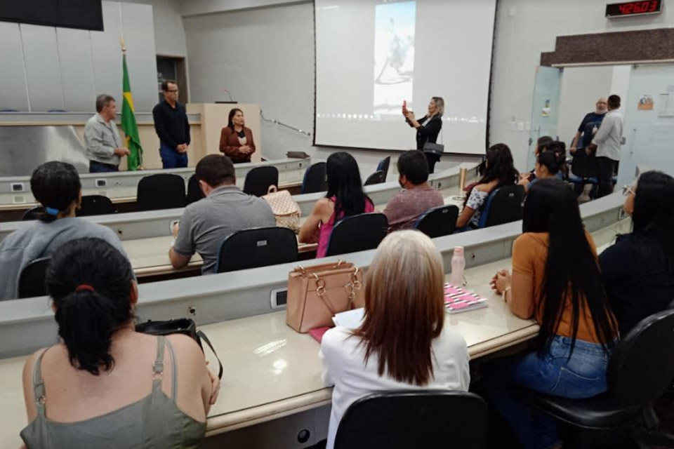 Reeleita para o quinto mandato Deputada Estadual do Acre, Antônia Sales (MDB) visita Escola do Legislativo de Rondônia