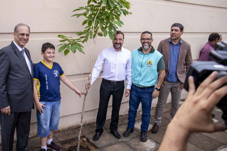 Prefeito Hildon Chaves participa de plantio de ipês amarelos na sede da Emeron