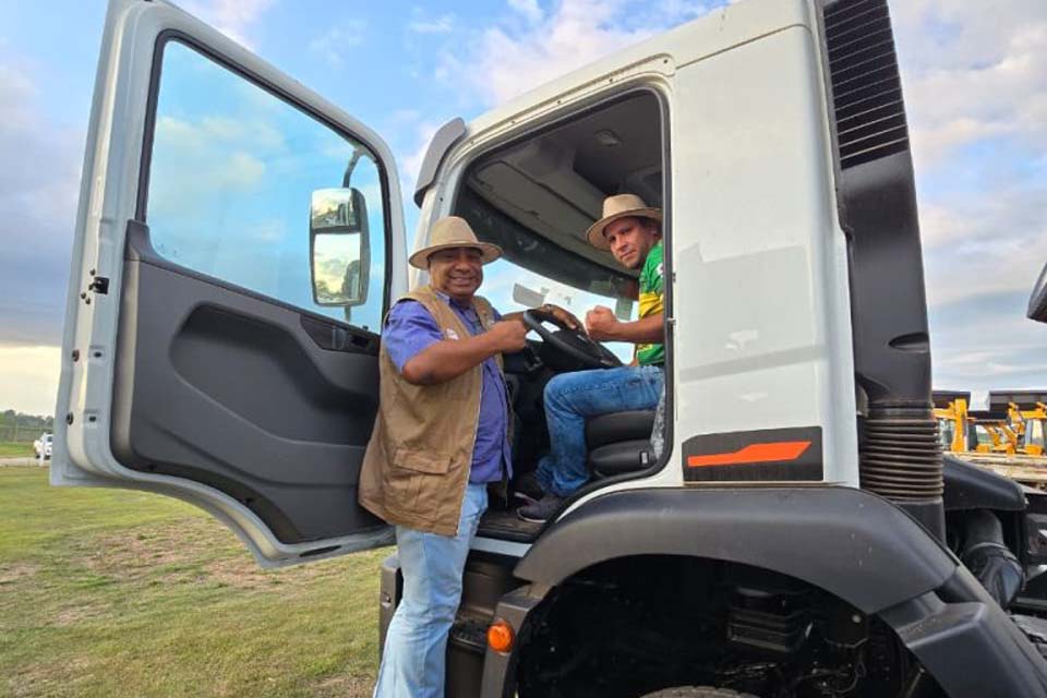 Prefeitura de Guajará-Mirim recebe novo caminhão basculante para fortalecer o setor produtivo