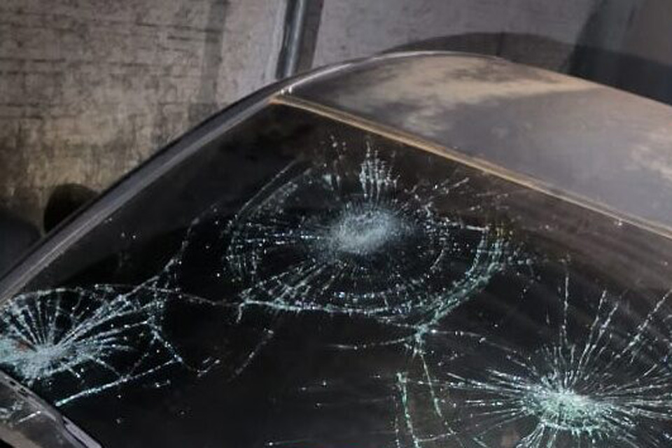 Homem é detido após invadir casa da ex e quebrar para-brisa de carro