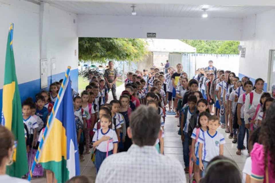Execução dos Hinos Nacional, de Rondônia e Jaru é inserido na rotina de estudantes das escolas públicas e particulares 