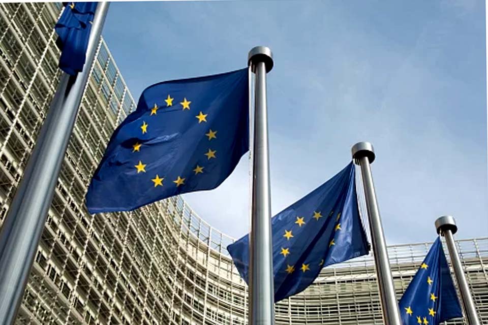 União Europeia volta atrás em suspensão de ajuda a palestinos