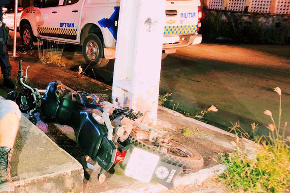 Motociclista fica ferido após motorista avançar preferencial 