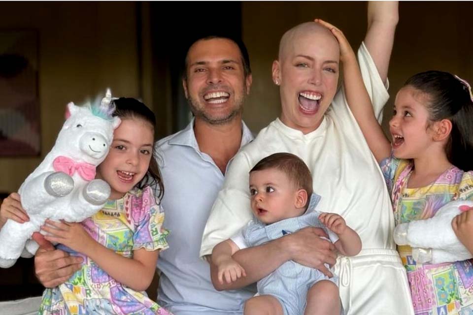 Fabiana Justus ganha o carinho da família após receber alta do hospital: 'Em casa'