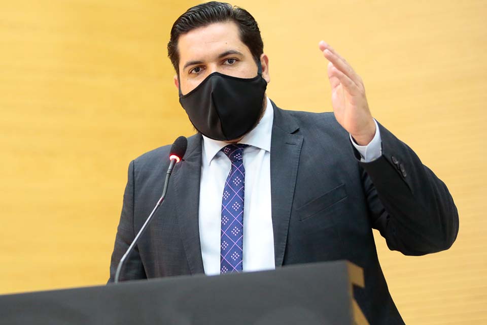 Jean Oliveira agradece ao DER pelo trabalho de tapa buracos na RO 383 mesmo com chuva intensa