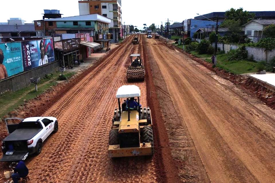 Obras de duplicação avançam na avenida 6 de Maio em Ji-Paraná; ações estão concentradas na terraplanagem