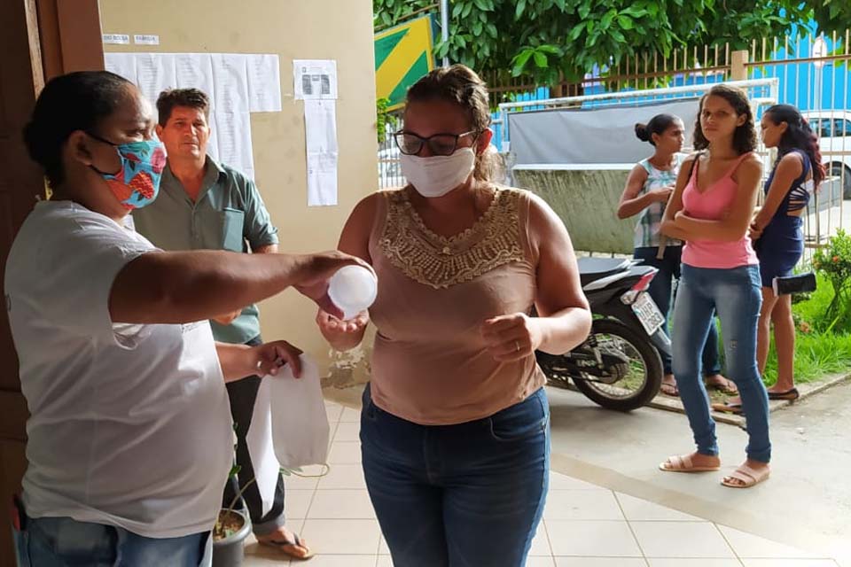 Semas fabrica máscaras para pessoas que recebem atendimento no CRAS