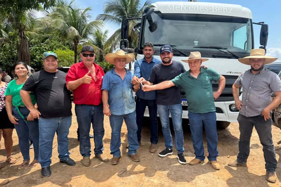 Deputado Jean Mendonça entrega caminhão e implemento agrícola em Nova Dimensão