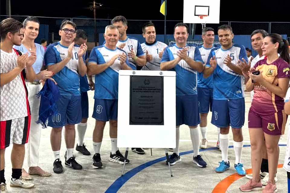 Quadra da Escola Menézio de Victo é inaugurada com emenda de Luís do Hospital