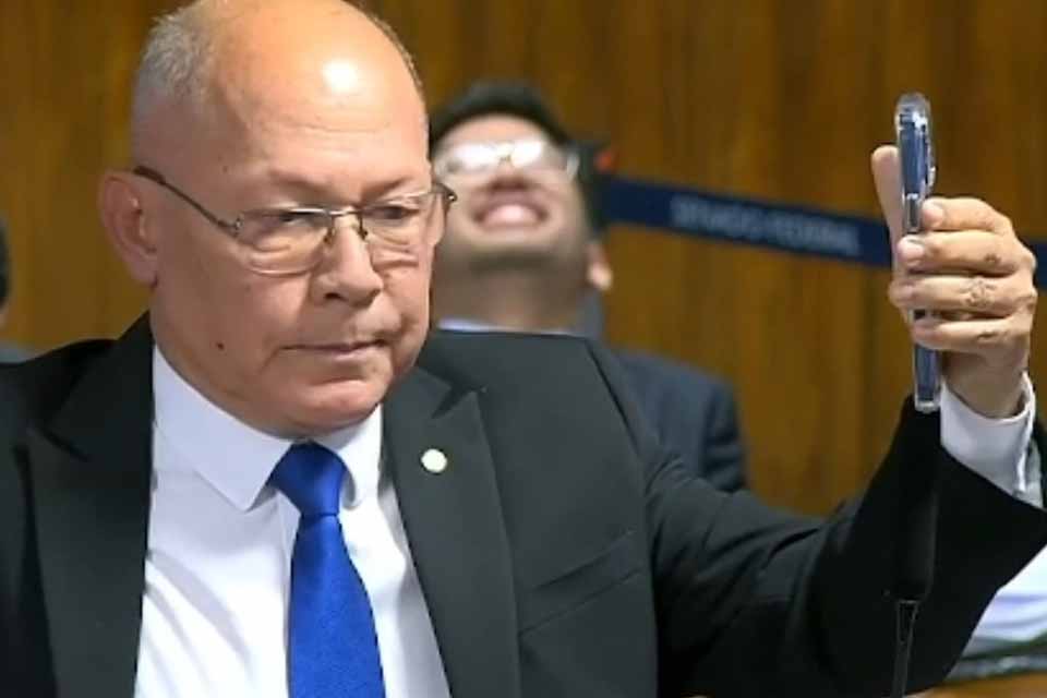 Momento vergonha-alheia: na CPMI, Chrisóstomo toca música de autoelogio e causa constrangimento e gargalhadas entre colegas