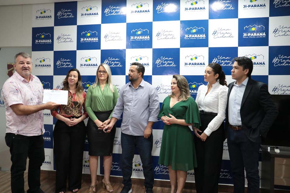 Prefeito Isaú recebe Selo Município Amigo da FamíliaCertificado foi entregue em Brasília (DF)