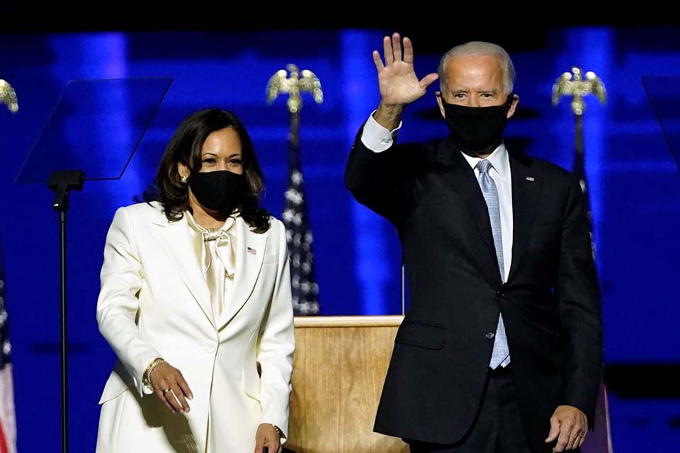 Joe Biden toma posse como presidente dos EUA em evento virtual