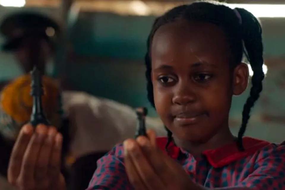 Atriz da Disney, Nikita Pearl Waligwa, que atuou em 'Rainha de Katwe', morre aos 15 anos