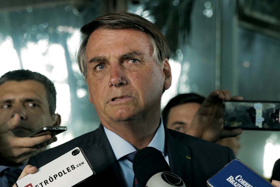 Bolsonaro discute revogar norma que proíbe venda direta de combustível