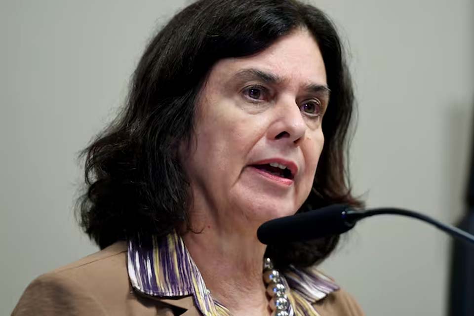 Ministra da Saúde anuncia ampliação da vacina contra dengue a partir de 6 anos