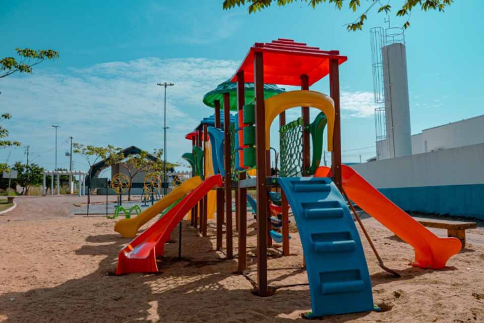 Prefeitura de Jaru instala playgrounds nas praças do bairro Savana e do distrito Tarilândia