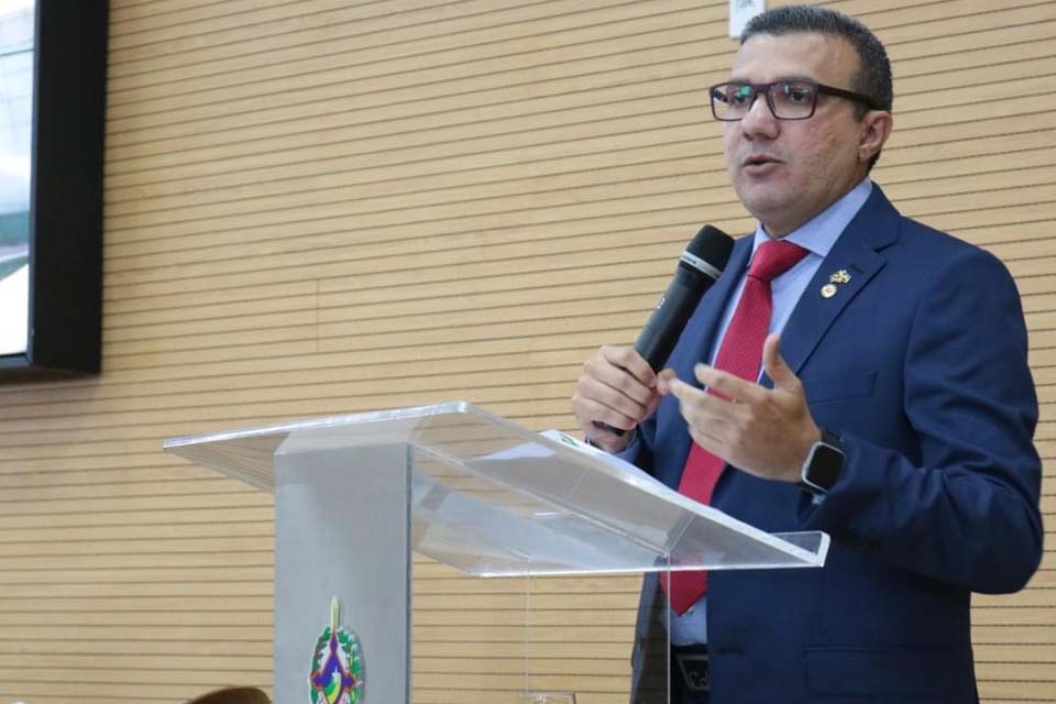 Aprovado projeto de lei de Alex Silva que proíbe tatuagens e piercings em animais com fins estéticos em Rondônia