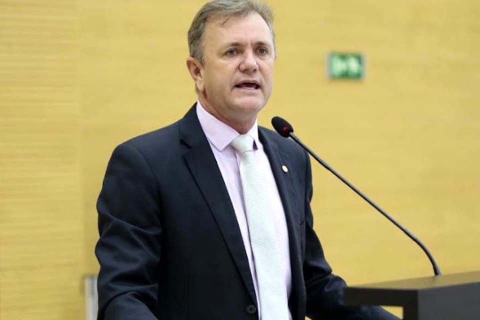 Luizinho Goebel faz agradecimento a população e ex-deputados na abertura dos trabalhos da Casa de Leis