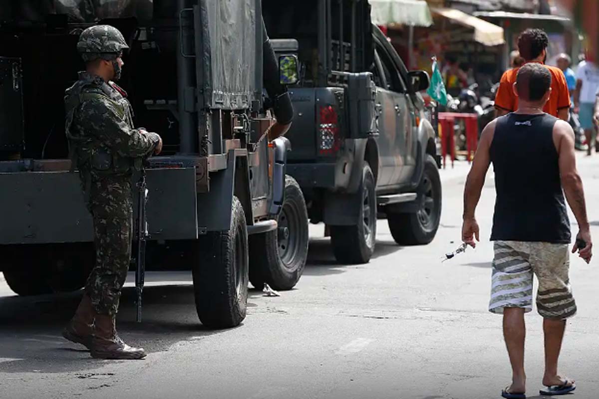 Polícia faz ação para cumprir 56 mandados de prisão na Maré, no Rio
