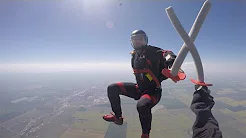 Paraquedistas travam luta de 'espada' no céu 