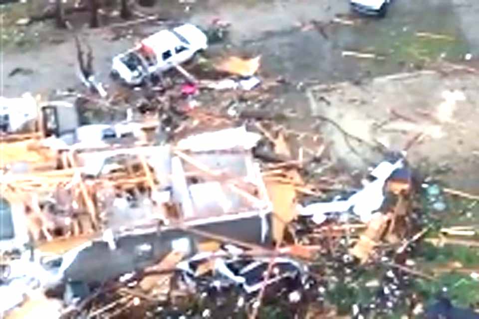 Tornado catastrófico atinge o estado de Arkansas, nos EUA, e deixa rastro de destruição