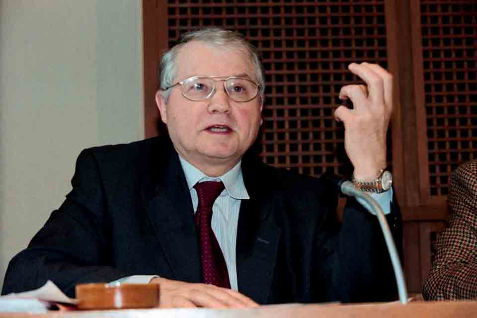 Morre Luc Montagnier, cientista que descobriu o vírus da Aids