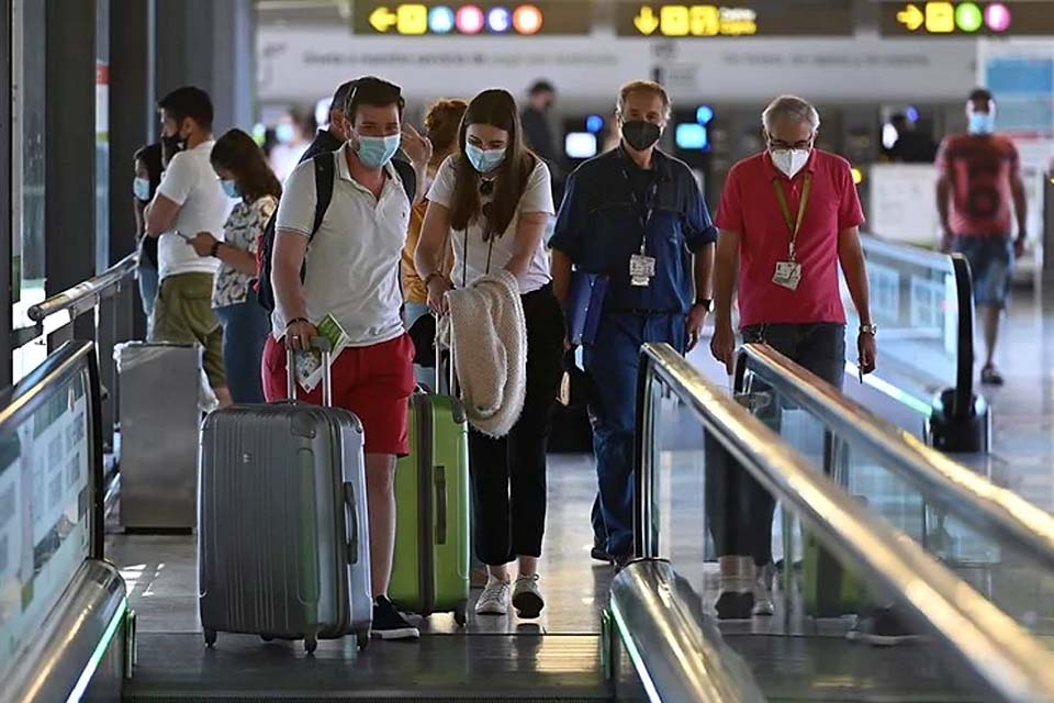 Máscaras deixam de ser obrigatórias em aviões e aeroportos, decide Anvisa
