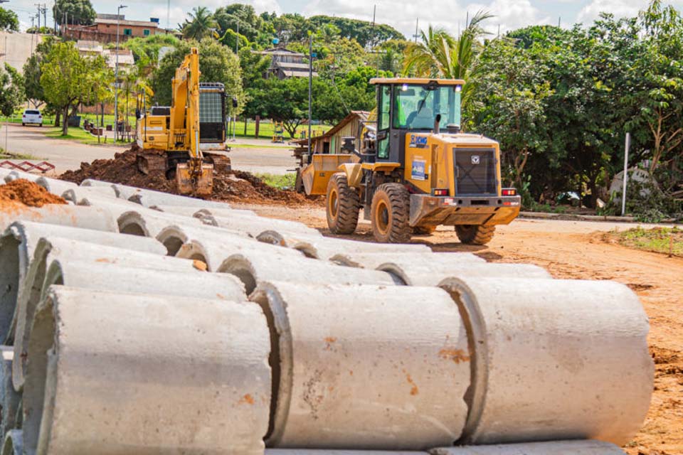 Prefeitura realiza serviço de drenagem na Marechal Rondon próximo ao Feirão do Produtor Rural