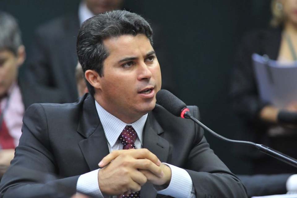 Senador de Rondônia endossa vídeo de Bolsonaro e insinua que crise energética e dos combustíveis é culpa do PT
