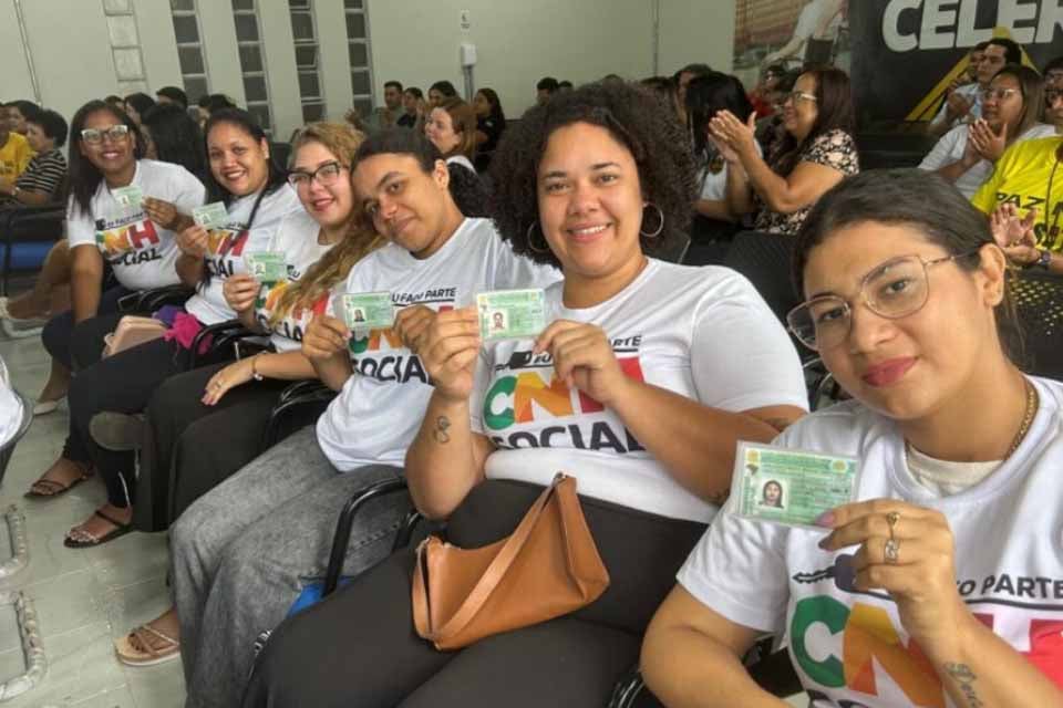 Entrega da CNH Social é marcada por emoção; 82 condutores receberam o documento em diversos municípios