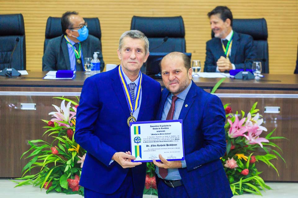 Sessão solene da Assembleia Legislativa de Rondônia entrega medalha ao professor Fabio Rychecki Hecktheuer