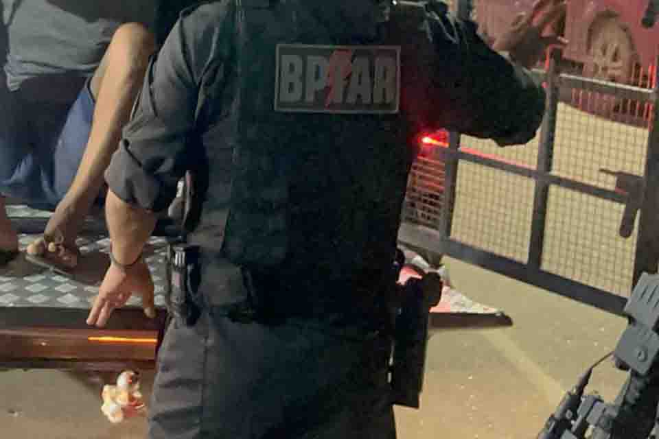 Homem é preso por tráfico de drogas após tentativa de fuga em residência