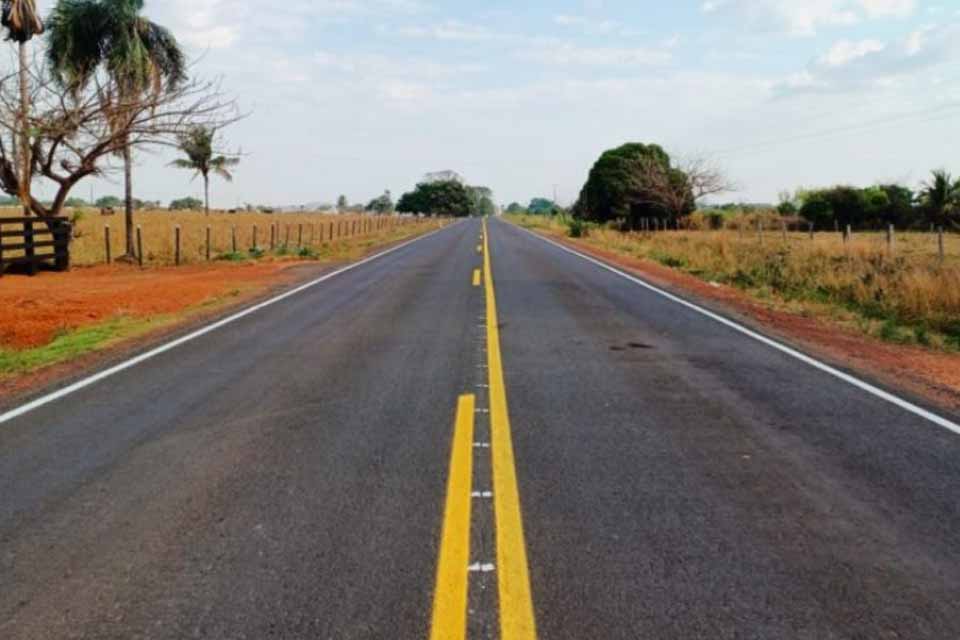 Trecho que interliga Cerejeiras a Corumbiara recebe do governo de RO 22 km de sinalização e microrrevestimento