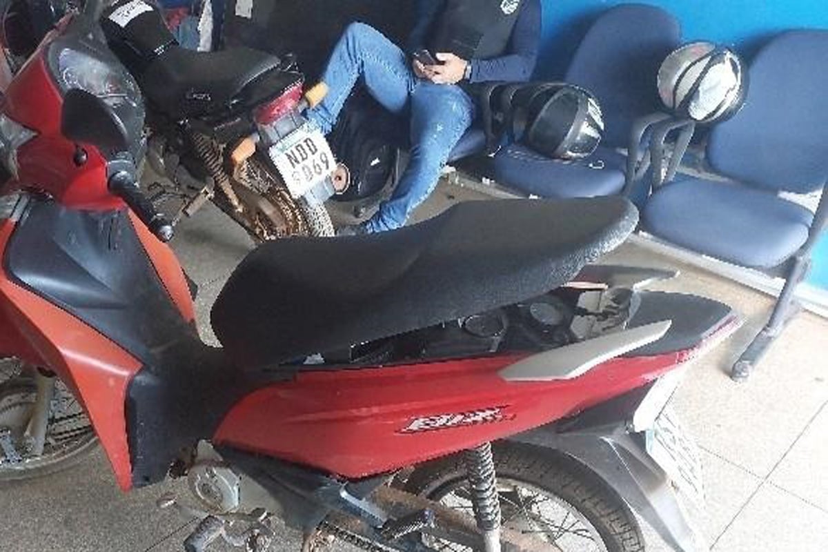Polícia Militar recupera moto roubada e prende e prende autores de roubo