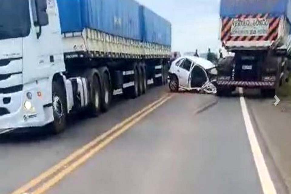 Colisão entre carro e carretas deixa um morto e outro ferido na BR 364