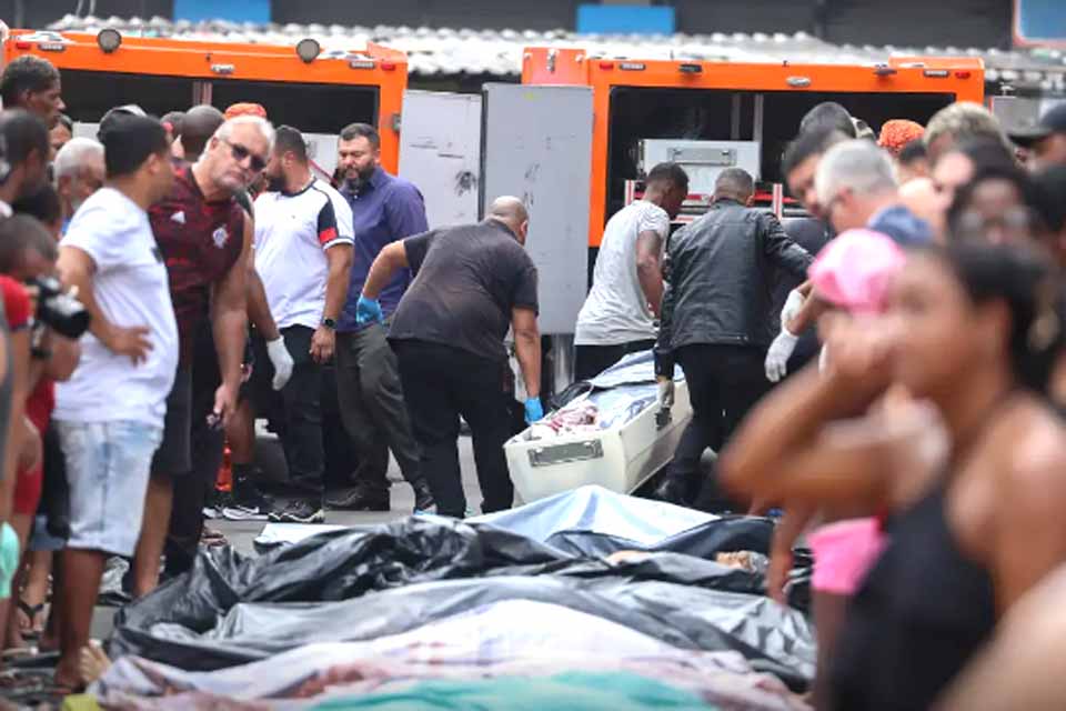 Moradores retiram cerca de 60 corpos em área de mata após operação