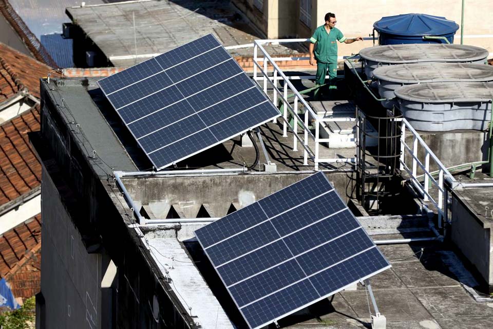 Brasil chega a 2 milhões de placas solares em telhados e terrenos