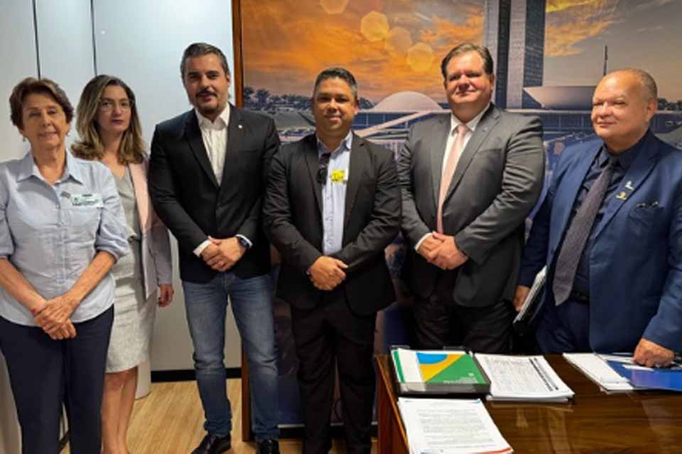 Sinjur visita gabinete do Deputado Thiago Flores em Brasília e reforça apoio às PECs em defesa dos servidores públicos