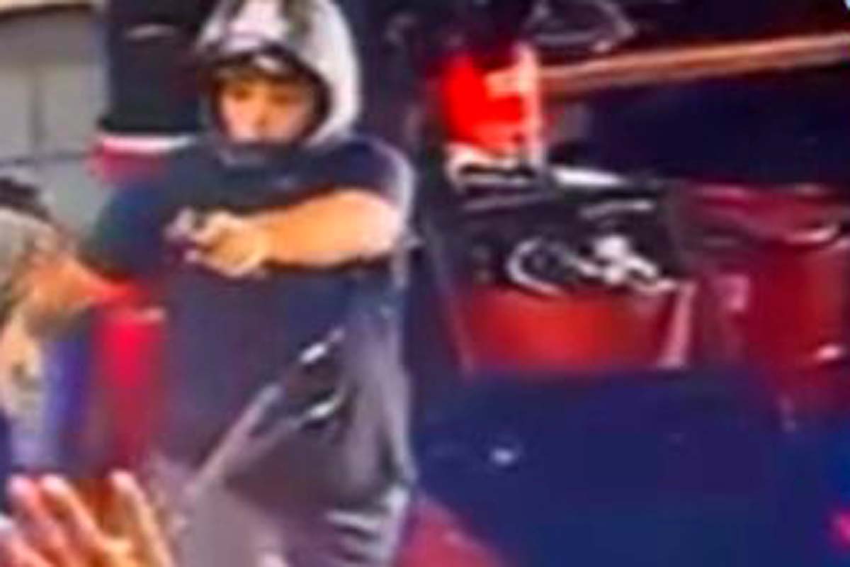 Assaltantes chegam atirando em empresário durante roubo no centro 