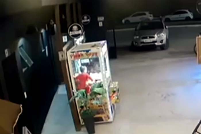 Criança entra em máquina de pegar urso em Santa Catarina 