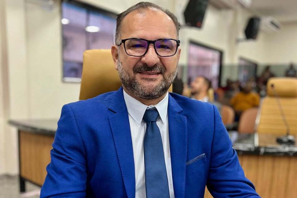 A pedido de Paulo Tico, Semusb realiza limpeza e retirada de entulhos em campo do Bairro Costa e Silva