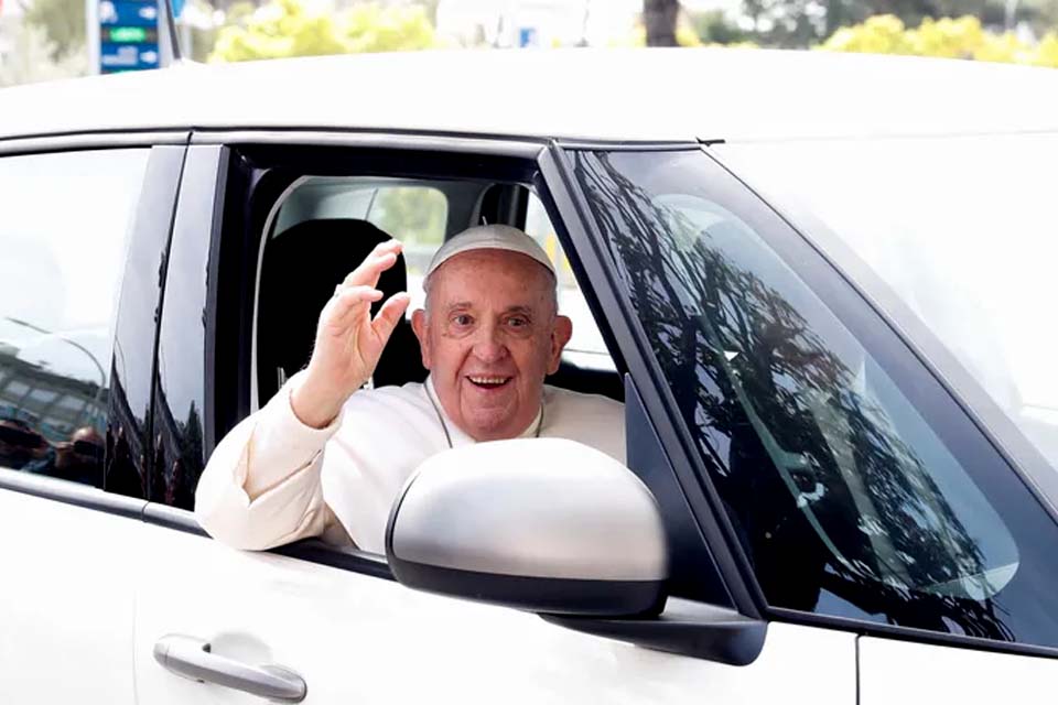 Papa Francisco recebe alta do hospital: 'Ainda estou vivo'