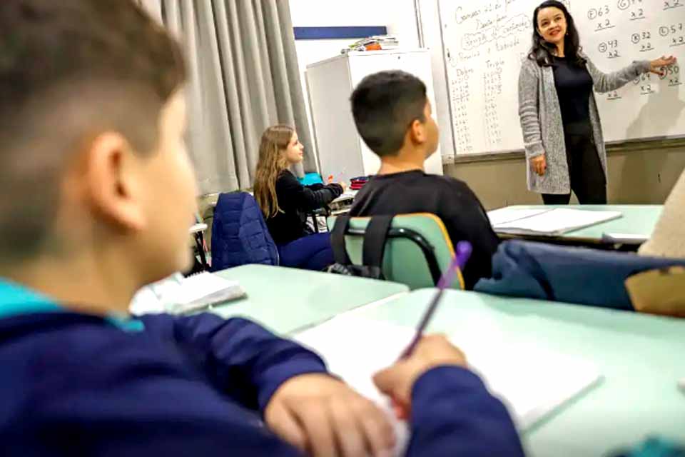 CNTE comemora reajuste do piso do magistério; prefeitos contestam