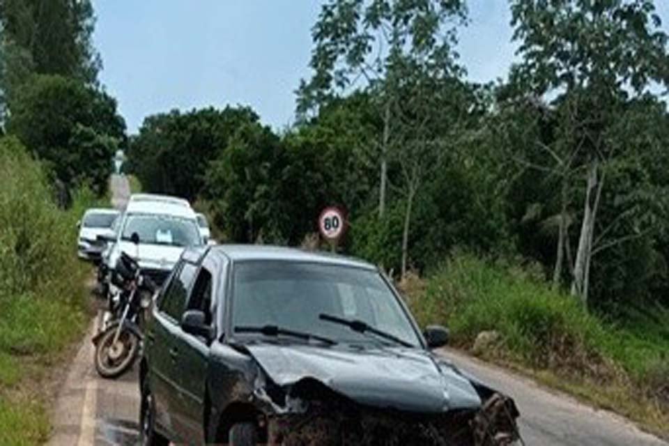 Colisão frontal entre veículos deixa um morto na RO-383 em Alta Floresta 
