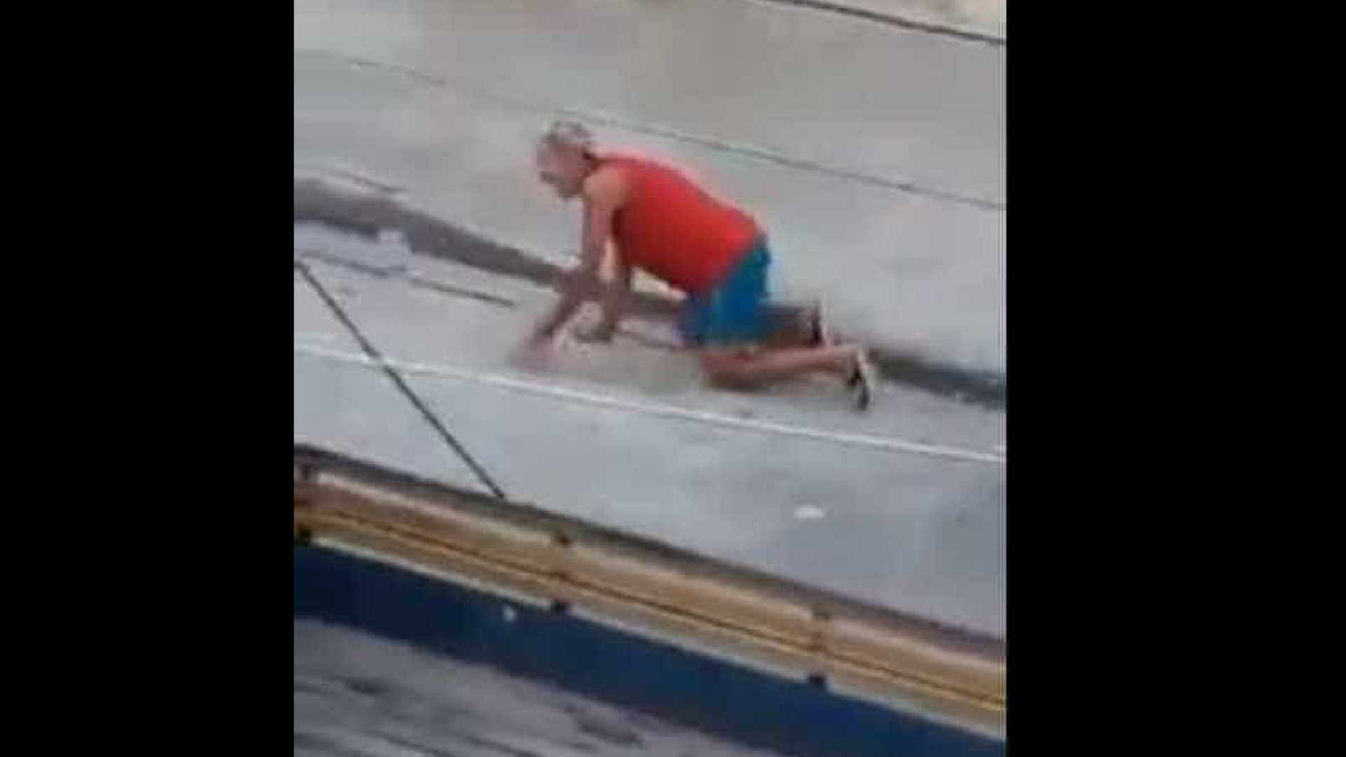 Idoso engatinha para se proteger de forte tiroteio no RJ