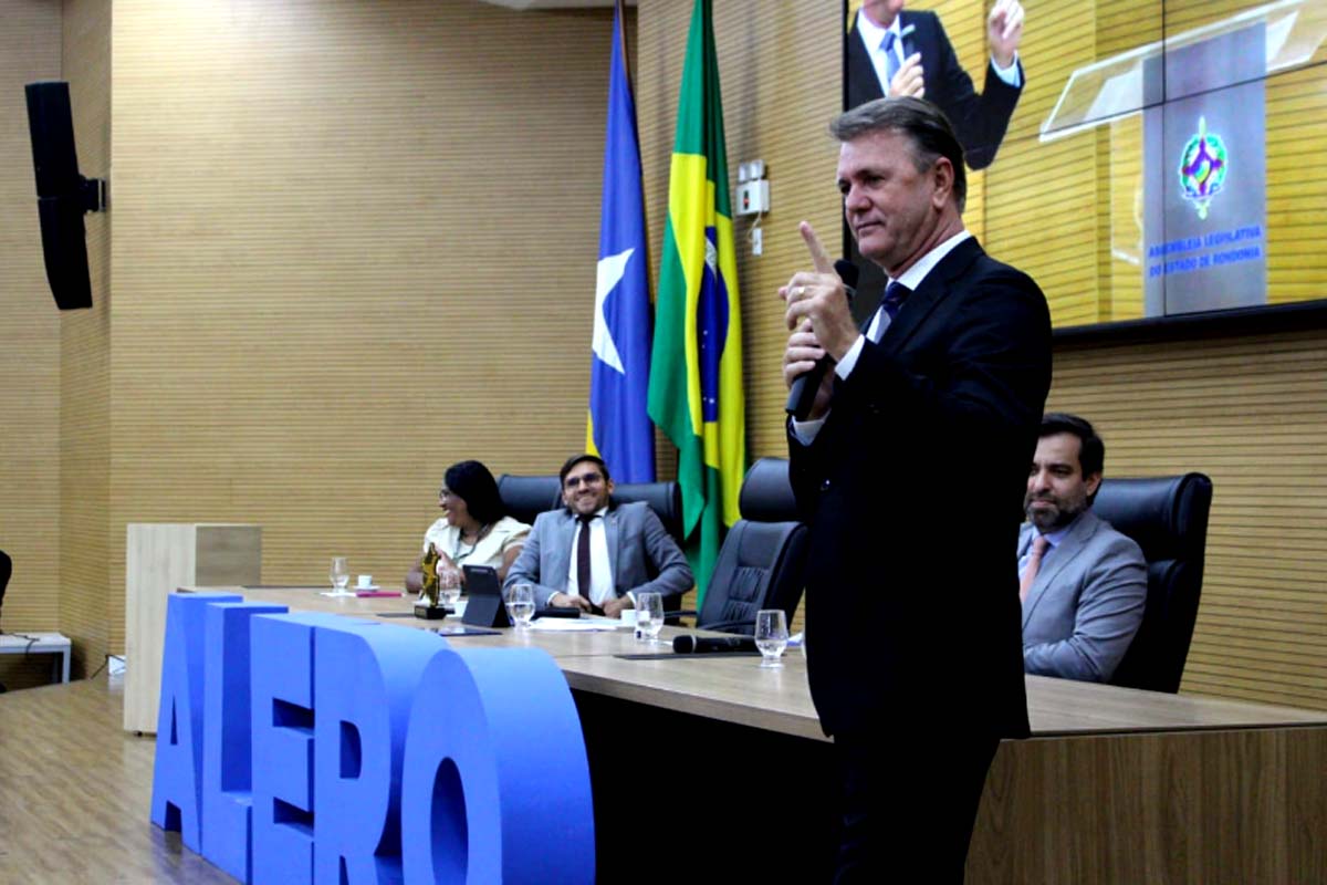 Deputado Luizinho Goebel indica reforma geral da Escola Emburana em Presidente Médici
